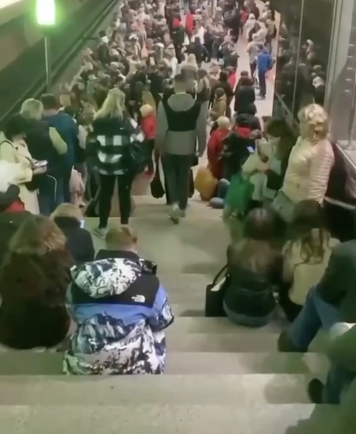 Люди прячутся от взрывов в киевском метро