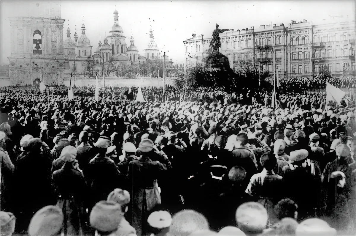 Революционный митинг на Софийской площади в Киеве 19 марта 1917 года. Украинский школьник помнит, что в 1917 году была провозглашена независимая Украинская республика, а российский — что большевикам всего лишь не сразу удалось установить в Украине советскую власть