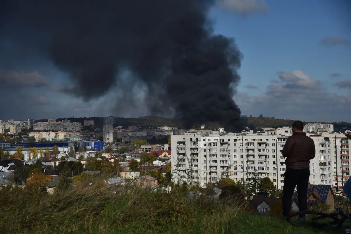 Пожар во Львове после ракетных ударов 10 октября