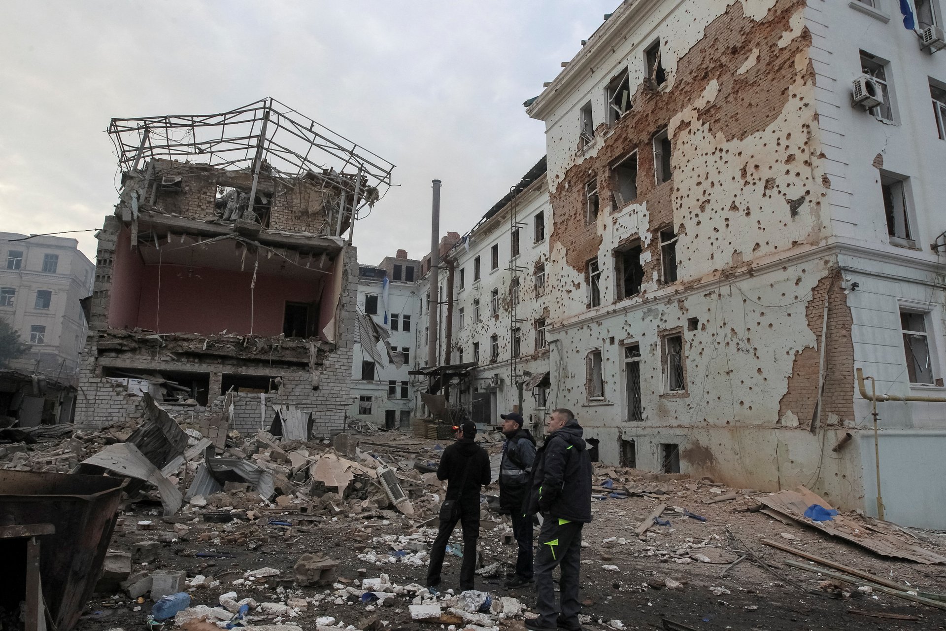 Жители дома, по которому попал беспилотник, Днепр