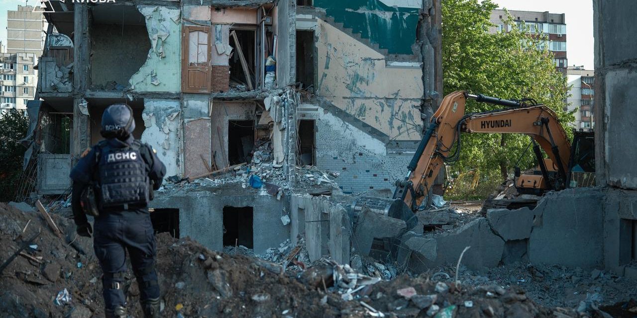24 человека погибли в результате удара по жилой девятиэтажке в Киеве