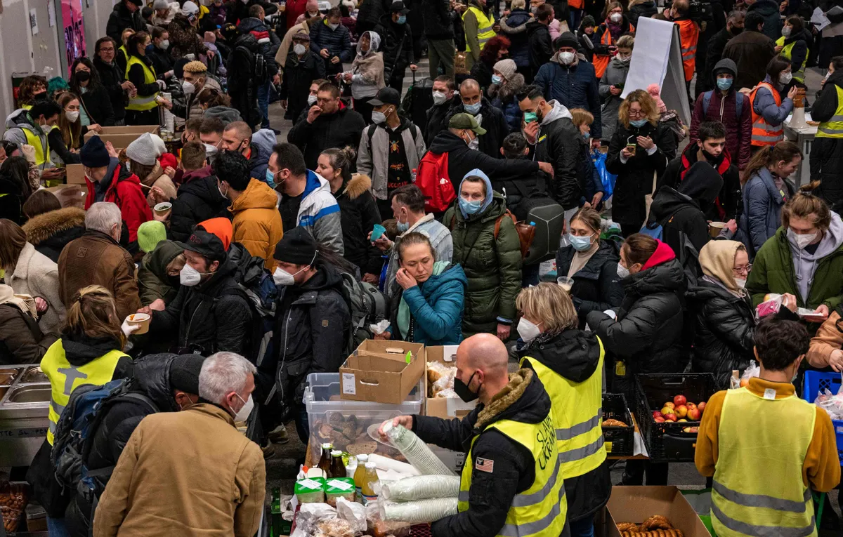 Волонтеры раздают еду беженцам из Украины на центральном вокзале Берлина, 8 марта 2022 года