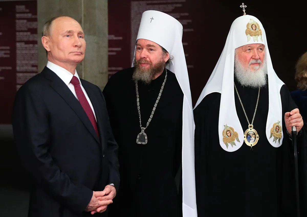 Есть версия, что патриарх Кирилл отправил Тихона в Псков, чтобы тот не стоял между ним и Путиным. На фото: все трое на выставке в Третьяковке 12 июня  2021 года 
