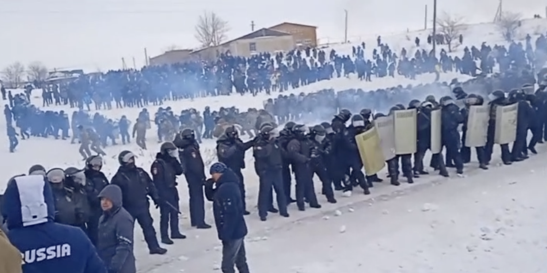 Несколько тысяч человек вышли к суду в Башкирии в поддержку осужденного активиста. СК возбудил дела о массовых беспорядках и насилии над полицией