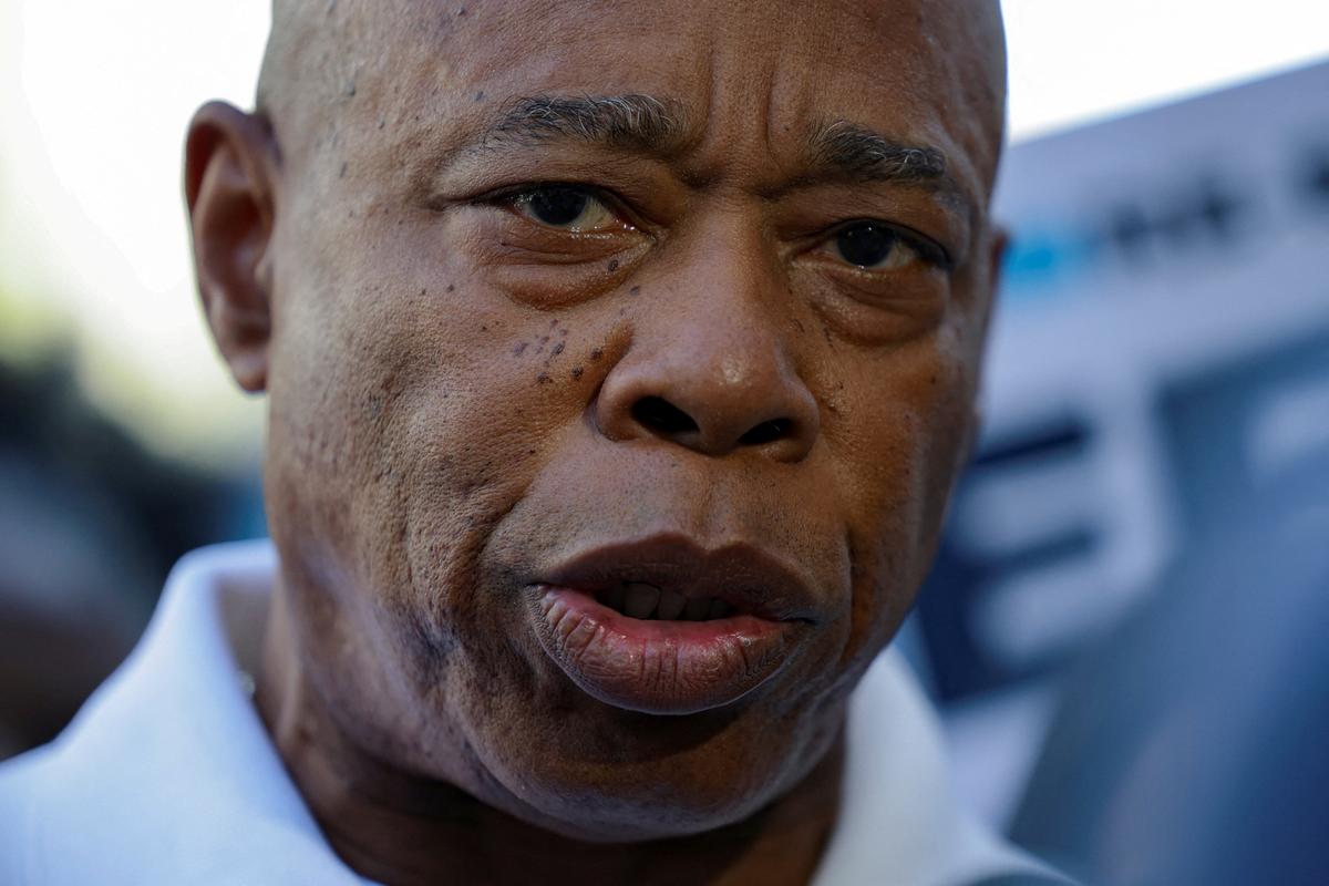 Мэр Нью-Йорка Эрик Адамс занял президентскую позицию по отношению к мигрантам, и ему простили дорогие подарки