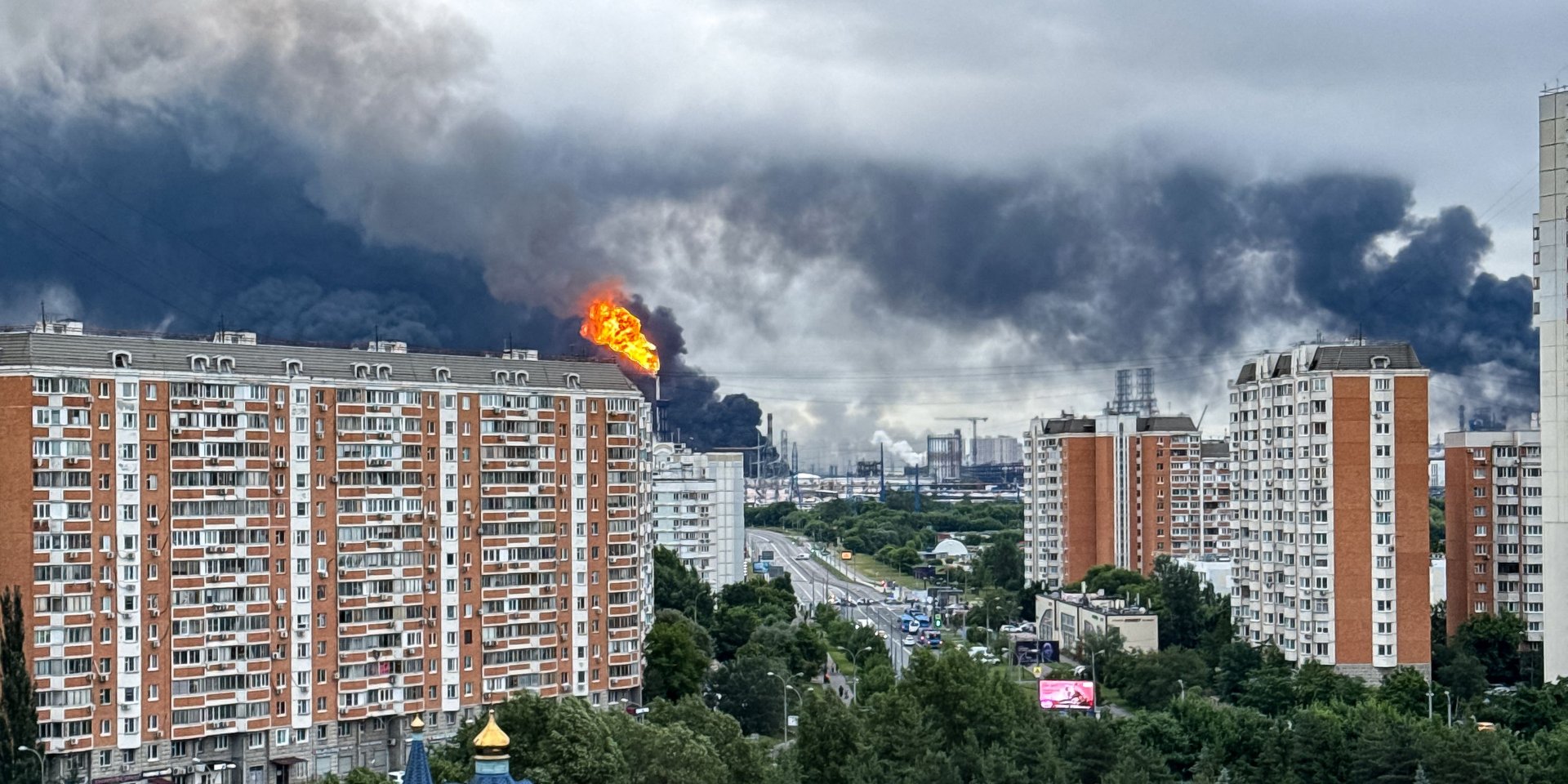 Около 180 дронов атаковали Москву. Загорелся НПЗ, ТЦ «Садовод» и жилые дома
