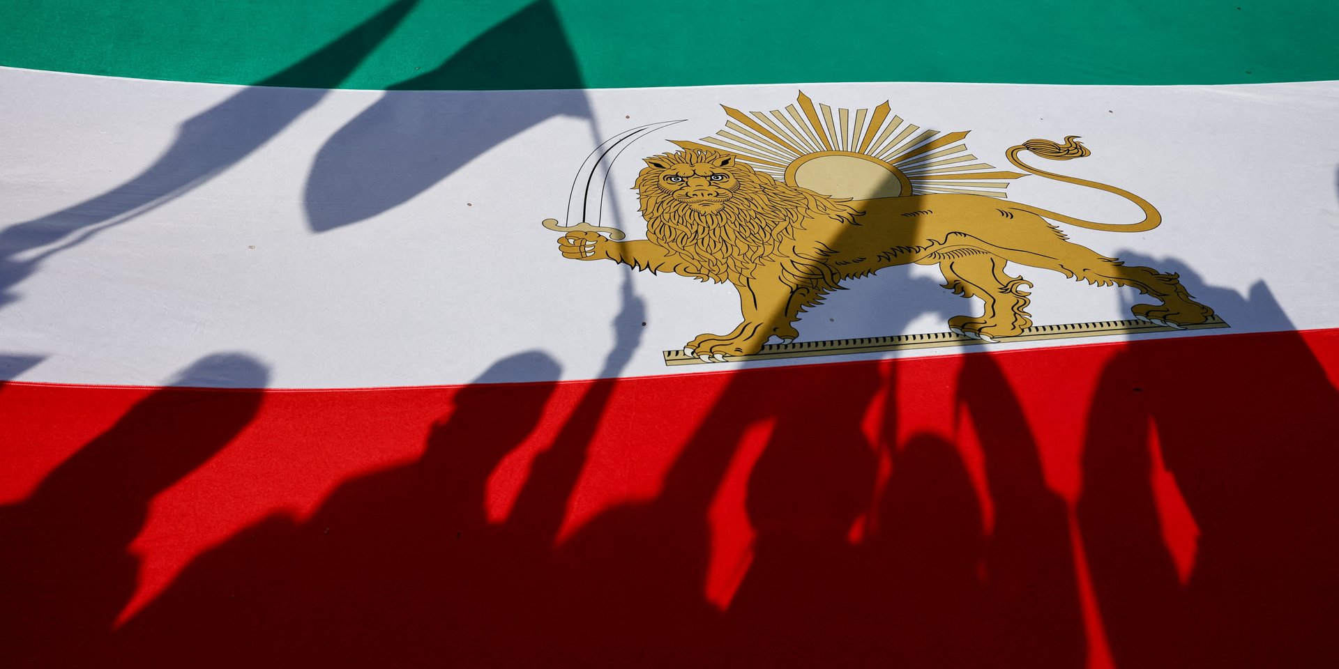 «Смерть диктатору!» Кто и почему вышел на протесты в Иране