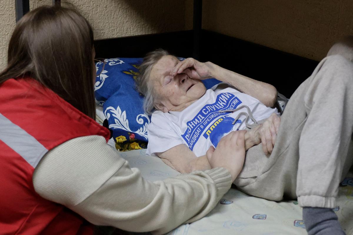 Беженка из приграничья в пункте временного размещения. Курск, март 2025 года