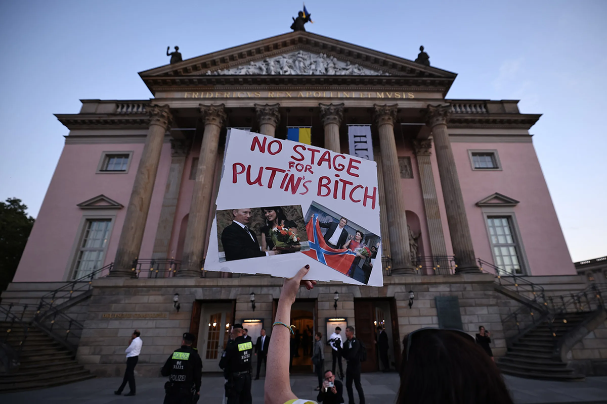 Protest against Anna Netrebko’s performance at the Berlin Opera in September 2023