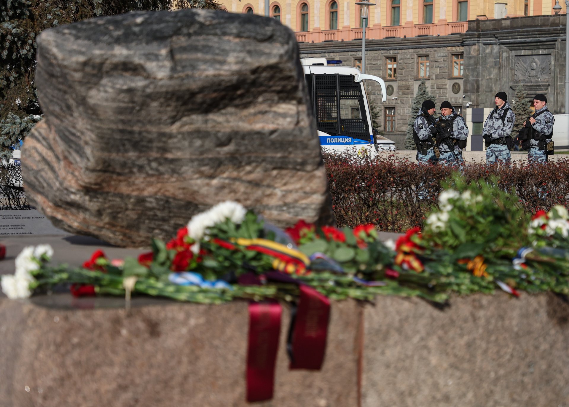 ОМОН у Соловецкого камня на Лубянке. 29 октября, в канун дня памяти жертв политических репрессий проходит акция «Возвращение имен».