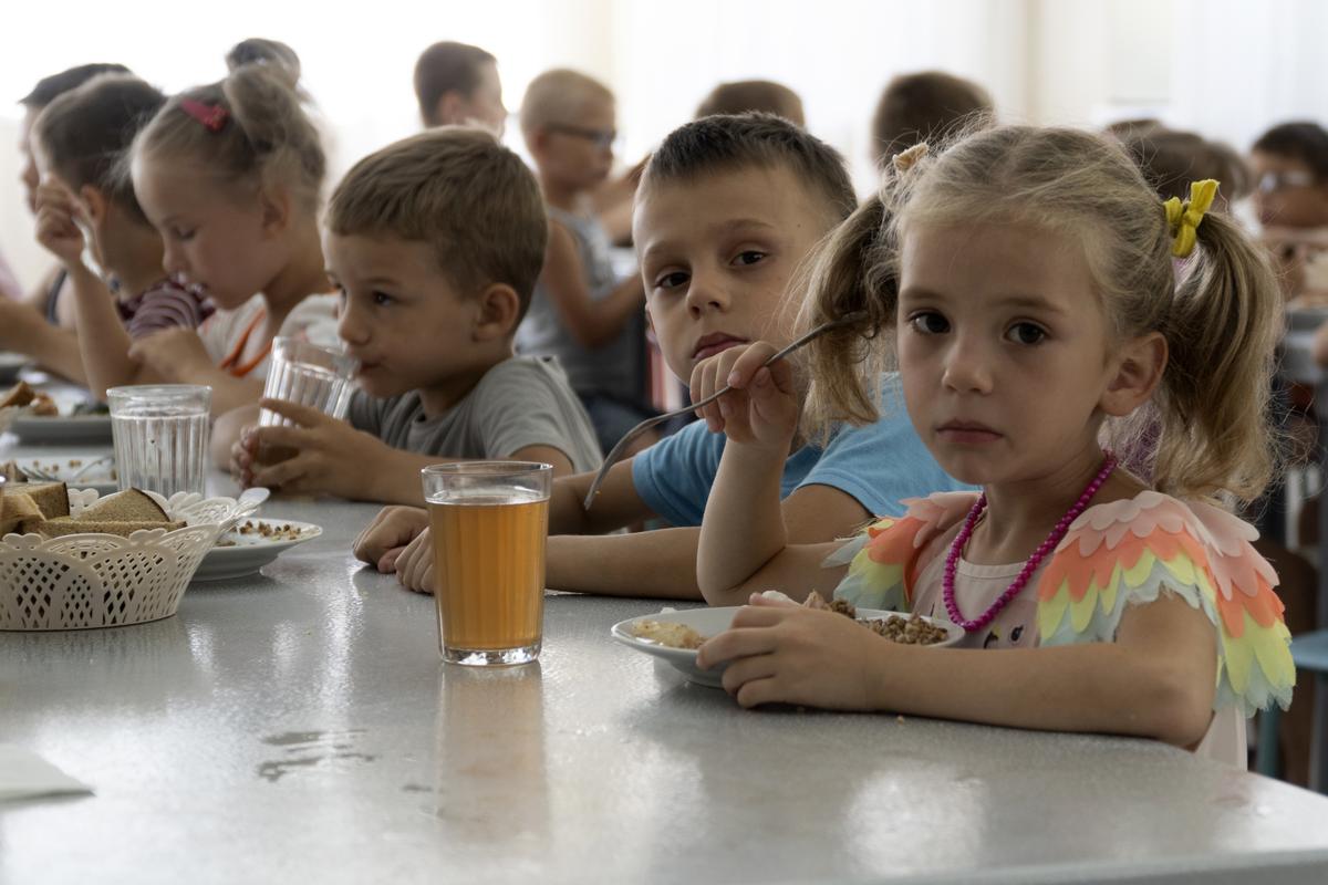 Воспитанники детского дома из Донецкой области обедают в лагере в поселке Золотой Косе Ростовской области. 8 июля 2022 года 