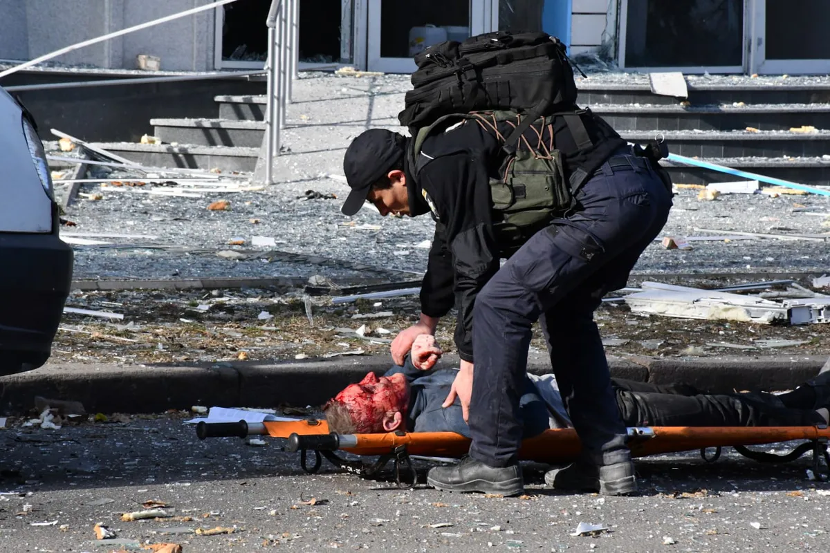 Раненый мужчина, извлеченный из-под завалов Николаевской областной администрации. Здание было частично разрушено ракетным ударом утром 29 марта. Известно о 12 погибших. 