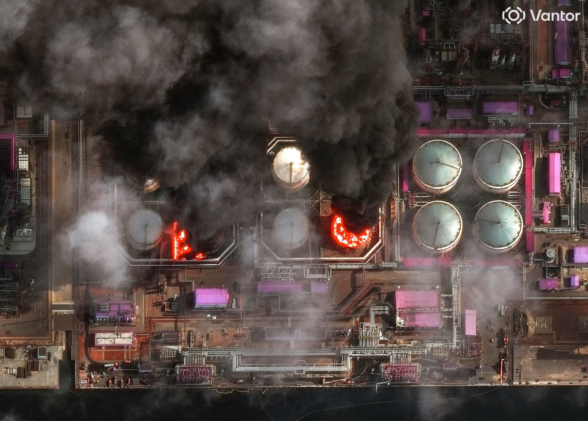 Украинские беспилотники вторую неделю атакуют нефтяной терминал в Усть-Луге Ленинградской области. На фото: пожар после удара 29 марта