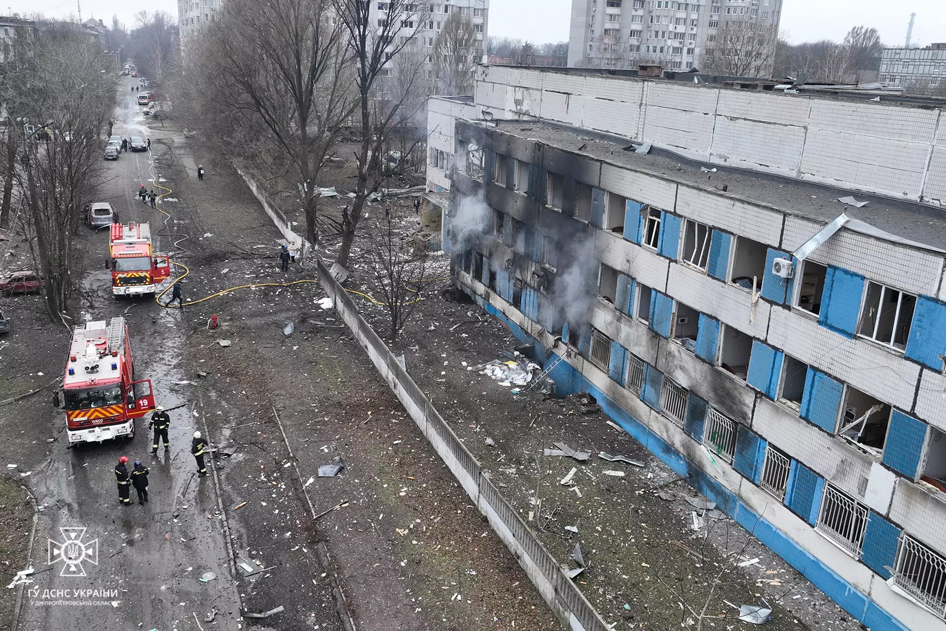 Здание роддома в Днепре, разрушенное в ходе российского обстрела, 29 декабря 2023 года