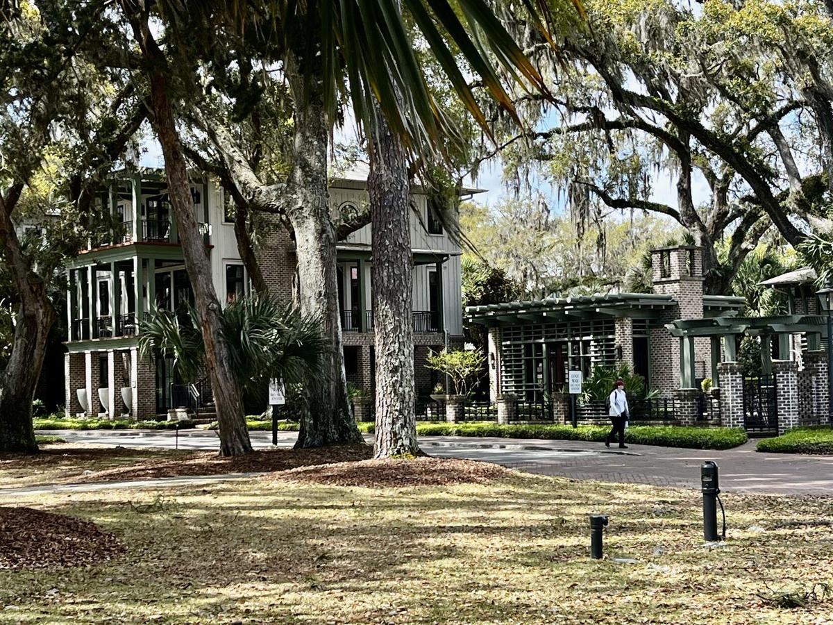 Дом, который незадолго до введения против него санкций Хотимский передал бывшей жене. Сейчас он сдается в аренду