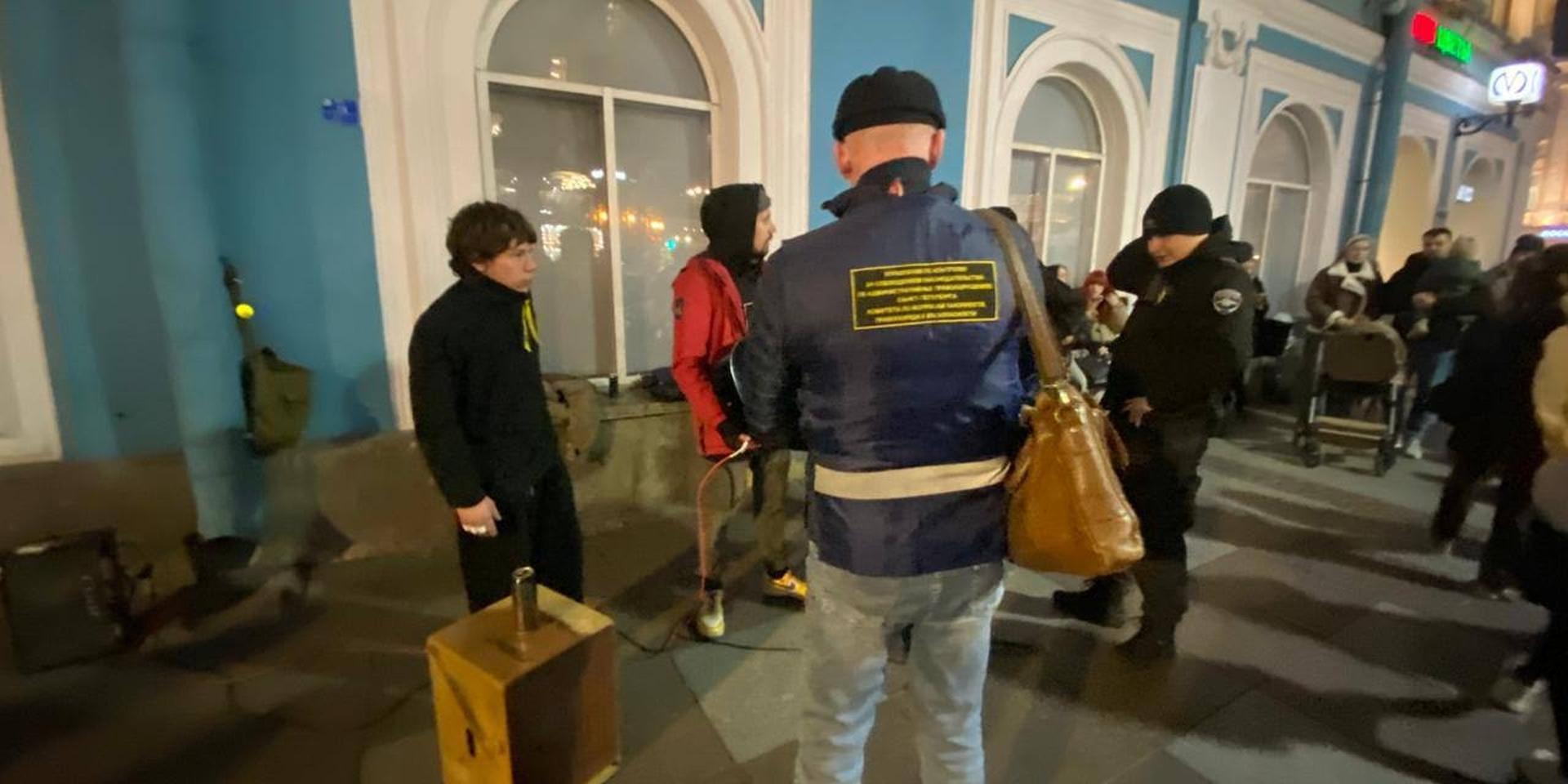 В Петербурге провели рейды на уличных музыкантов. Изъятые у них инструменты назвали «орудиями совершения правонарушений»