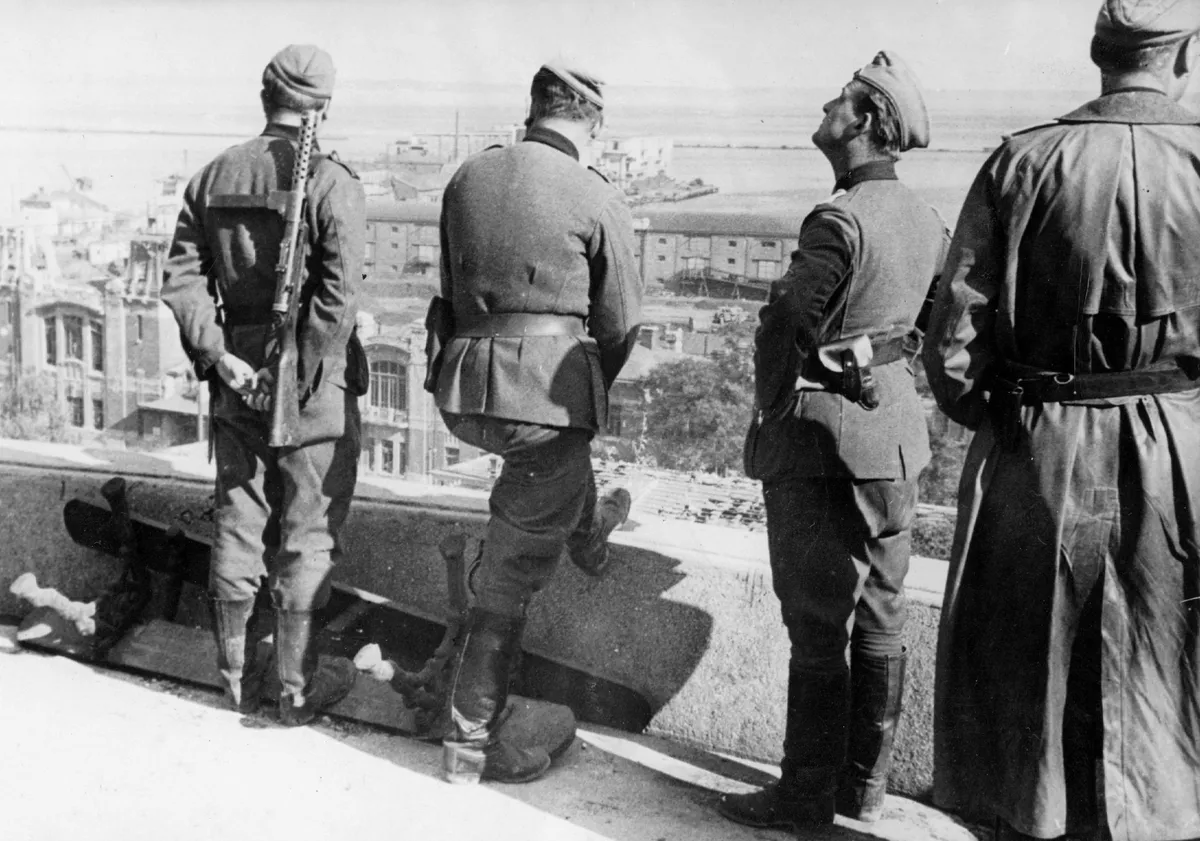 Оккупированной Одессой управляли румыны, но приглядывали за ними немцы (на фото)