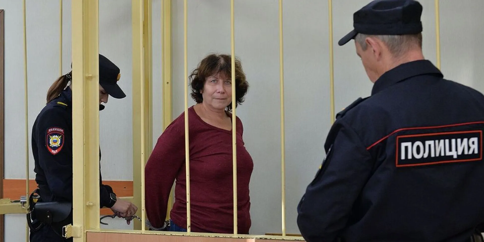 Суд Петербурга осудил 61-летнюю женщину за записку на могиле родителей Путина с пожеланием ему смерти