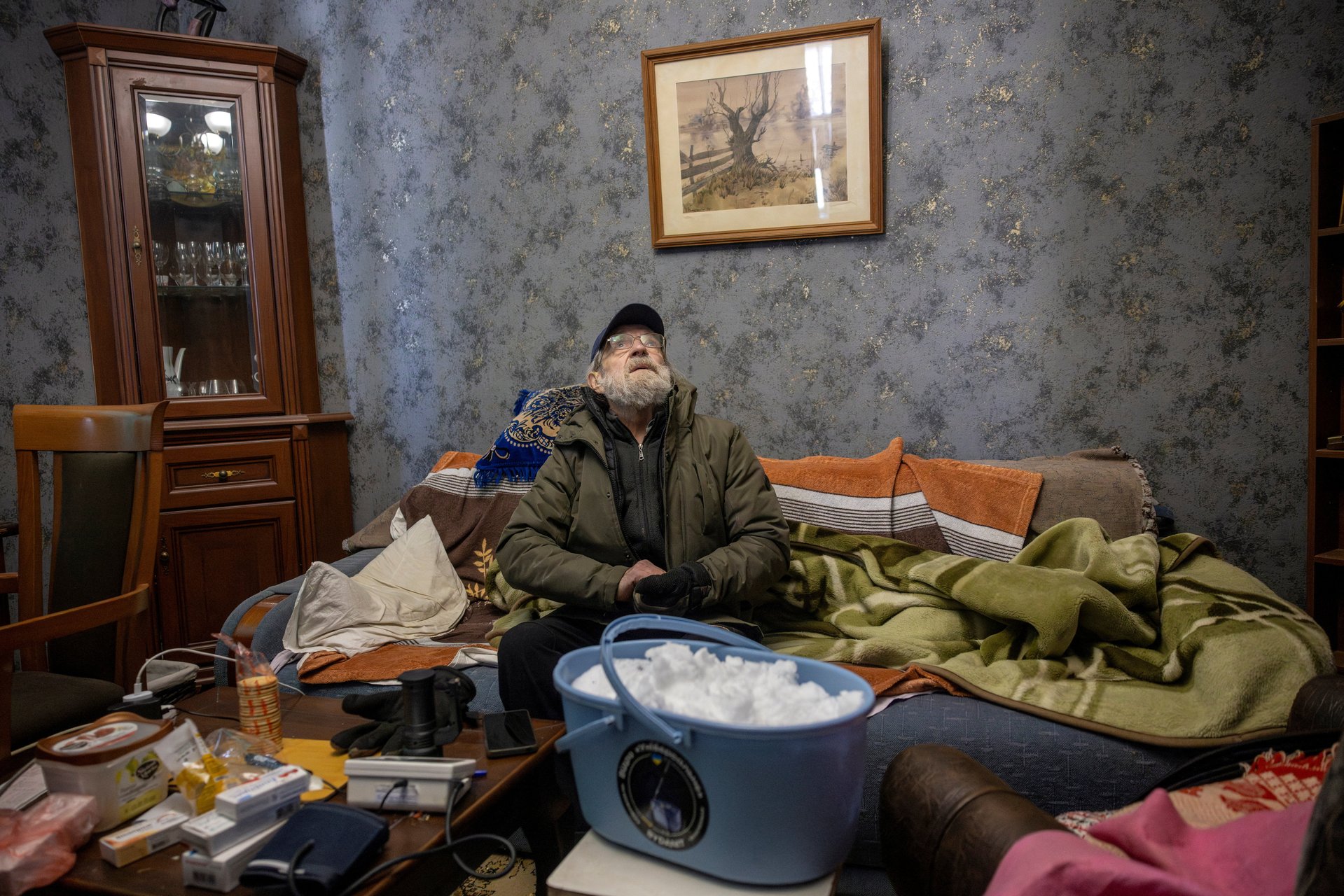 Житель Киева, 85-летний художник Сергей Пржистовский, топит снег в своей квартире после отключения воды, 10 января 2026 года