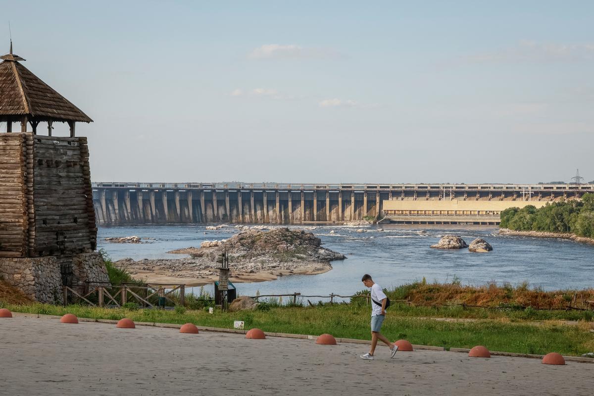 Днепровская ГЭС после резкого падения воды в Днепре из-за разрушения Каховской дамбы