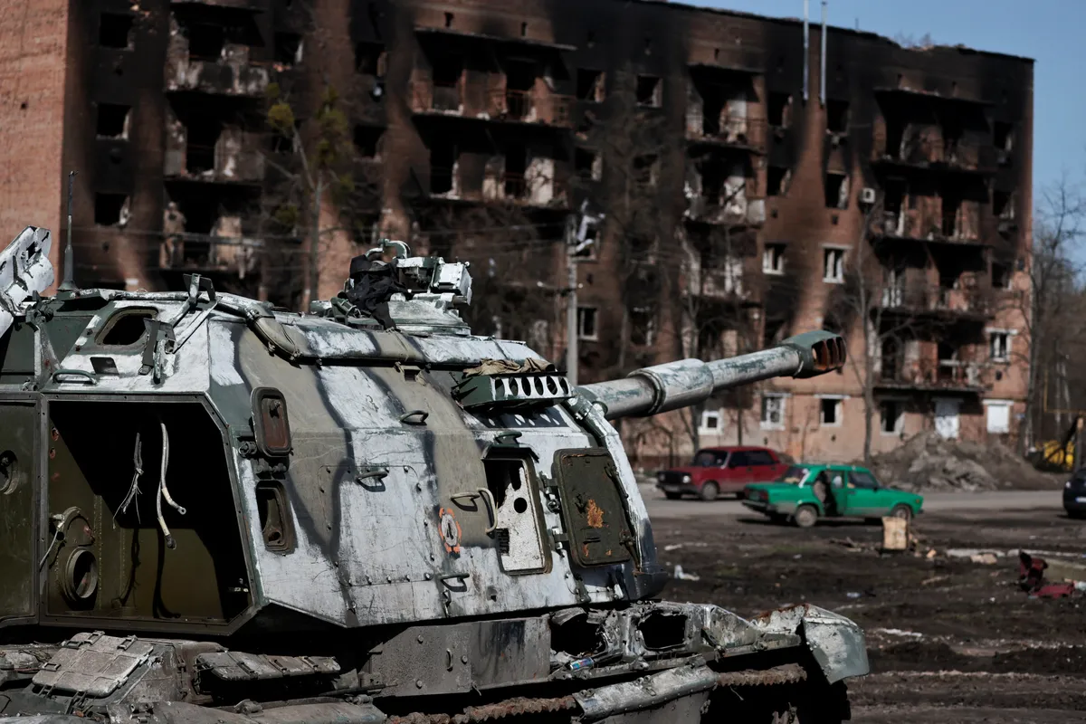 Уничтоженный российский танк в городе Тростянце Сумской области, 15 апреля 2022 года