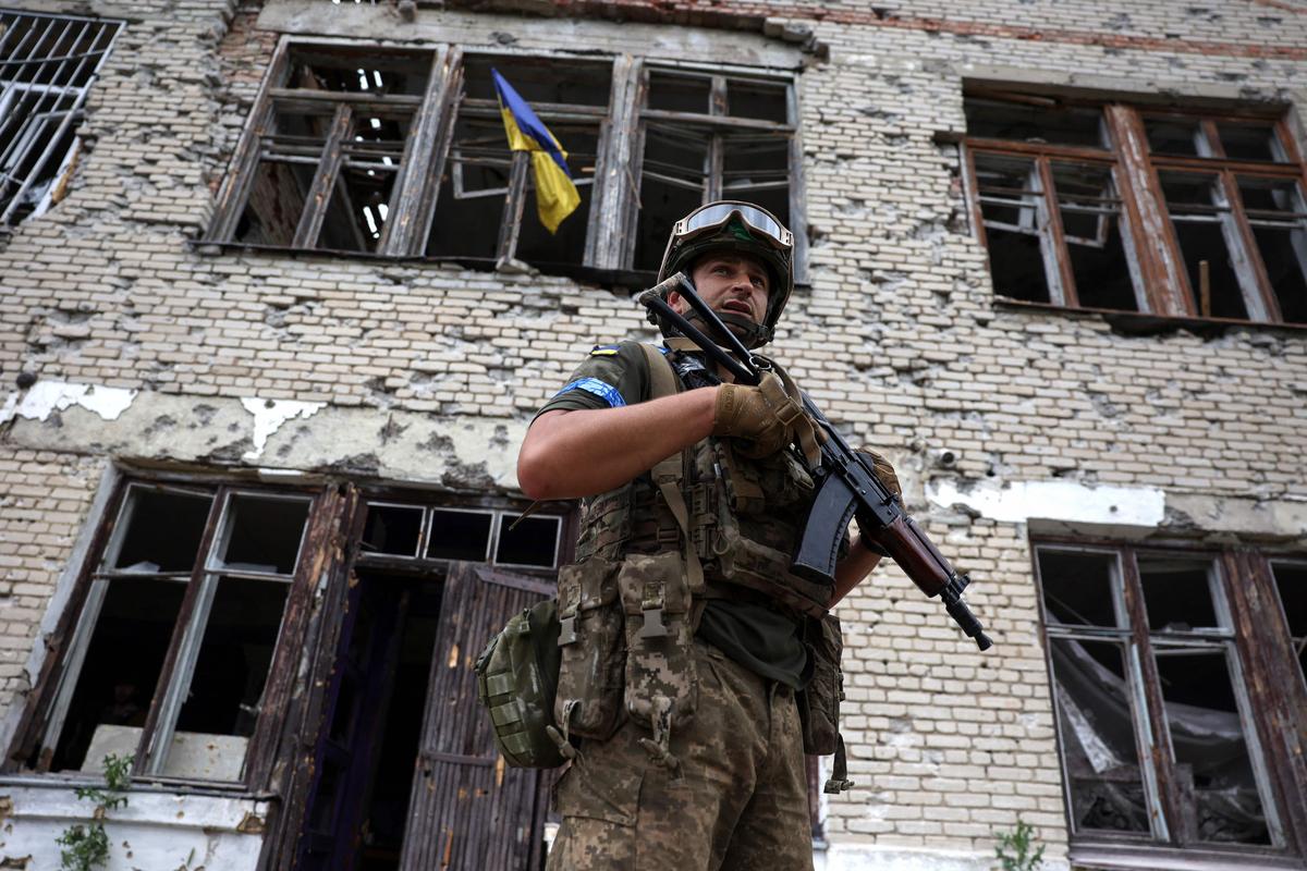 Украинский военный в селе Благодатное Донецкой области, освобожденном несколько дней назад