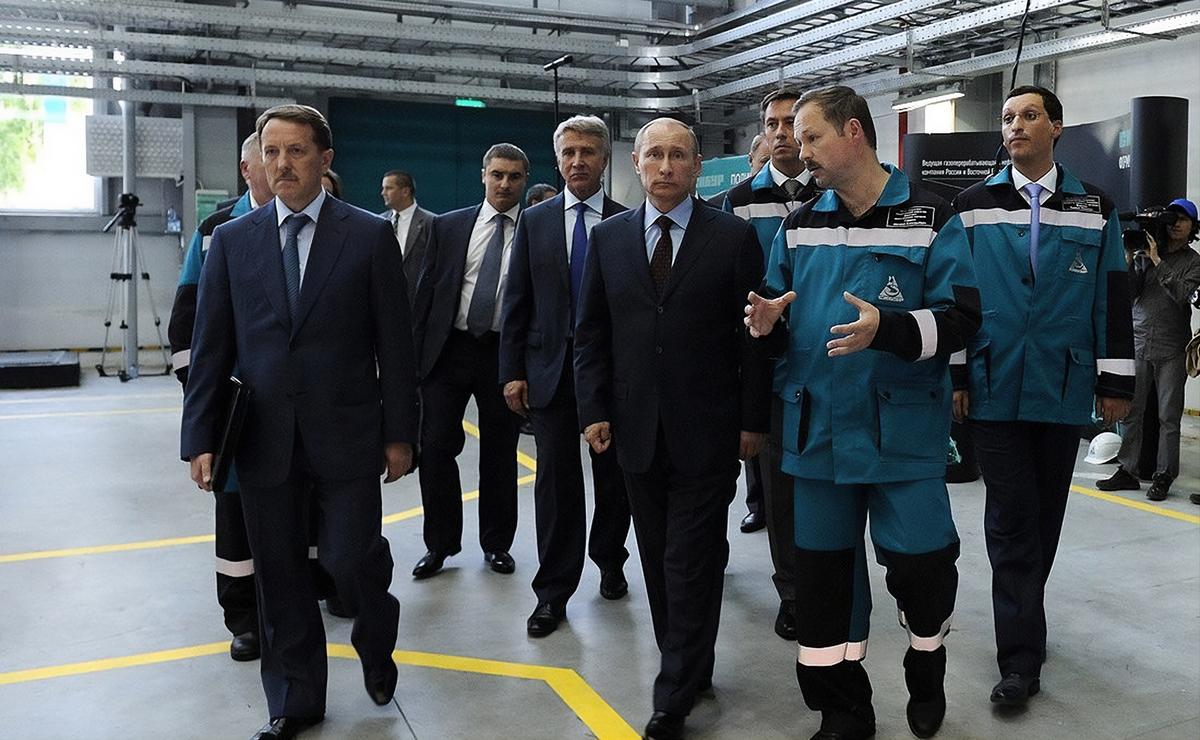 Vladimir Putin during his visit to Voronezhsintezkauchuk in 2013 (Kirill Shamalov is furthest to the right)