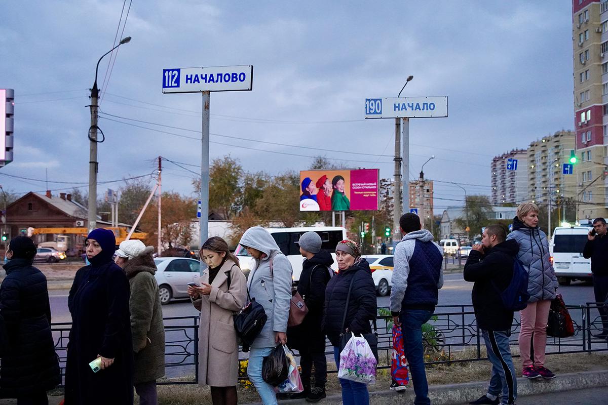 Час пик, люди в очереди на маршрутку.