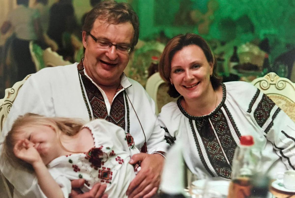 Андрей Волна с женой — нейрохирургом Верой Волной, и дочерью в Москве в День вышиванки