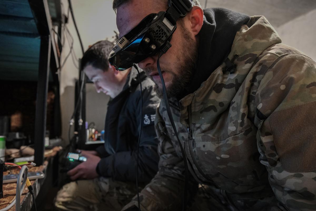 Украинские военные управляют дронами вдоль линии боевого соприкосновения под Покровском