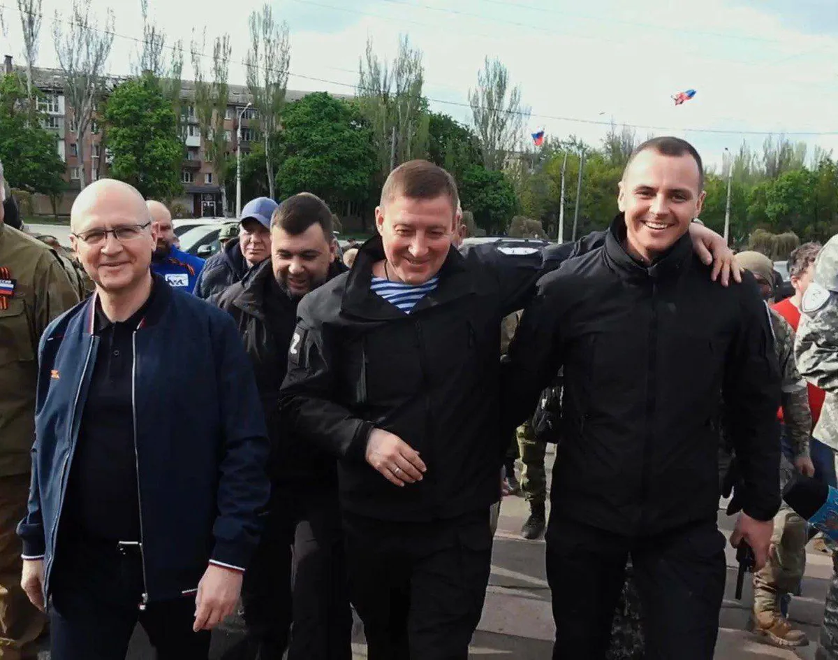 Андрей Турчак (в центре) и Сергей Кириенко (слева) приехали в Мариуполь приободрить тех, кого они разбомбили