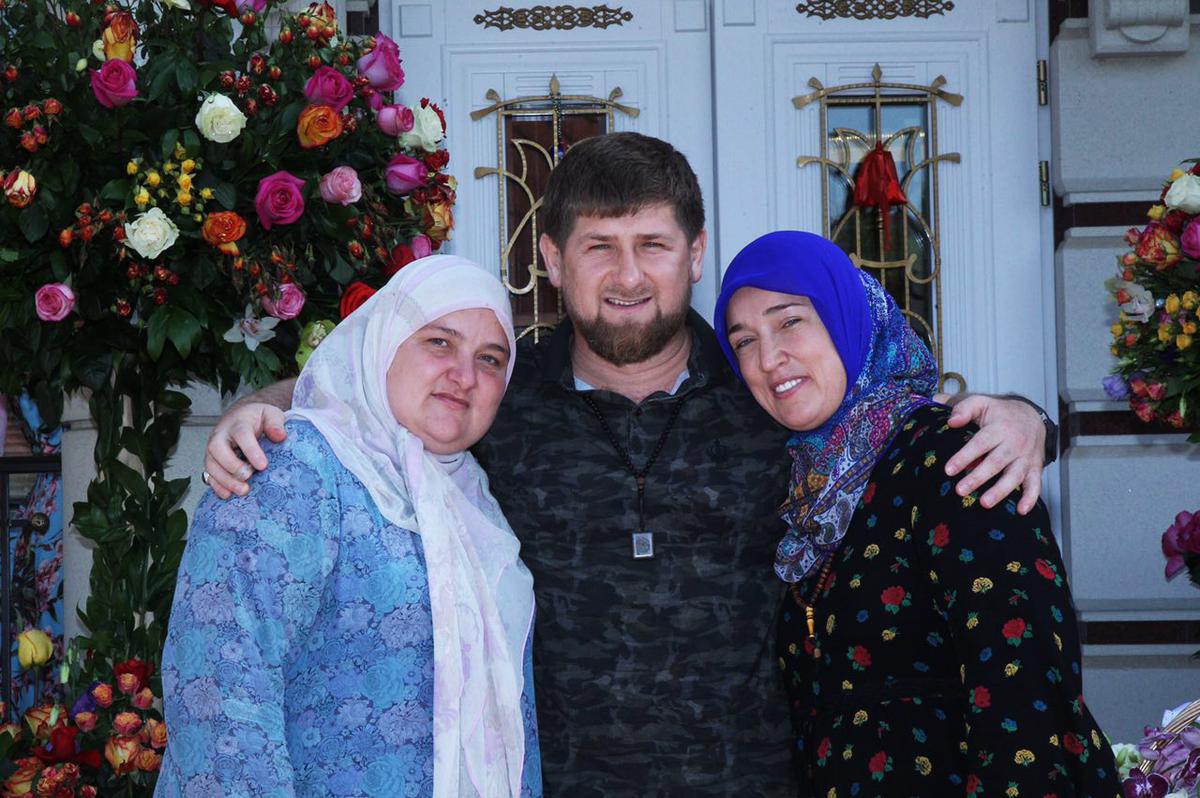 Глава Чечни Рамзан Кадыров с сестрами Зарган (слева) и Зулай 