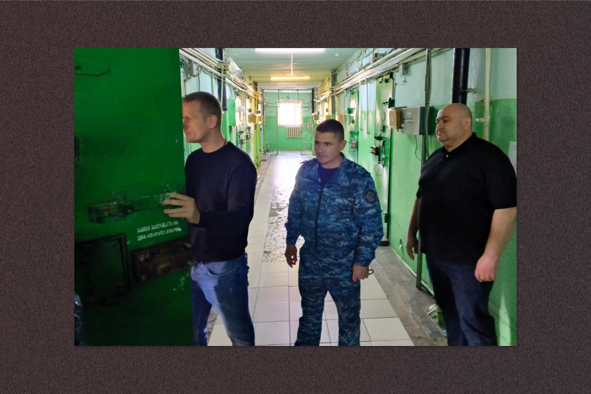 From left to right: Chairman of the Public Monitoring Commission for Rostov Oblast Igor Omelchenko, Alexander Shtoda, and Nver Vanyan, Omelchenko’s deputy. Public Monitoring Commission’s members must protect the rights of prisoners