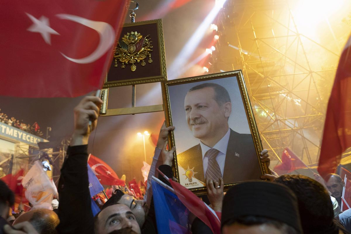 Сторонники Эрдогана празднуют победу в Стамбуле. Крупные города проголосовали за Кылычдароглу