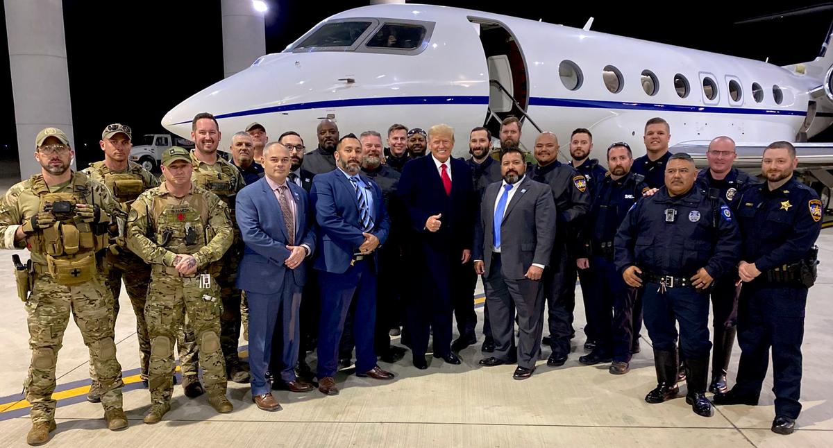 Трамп на фоне самолета