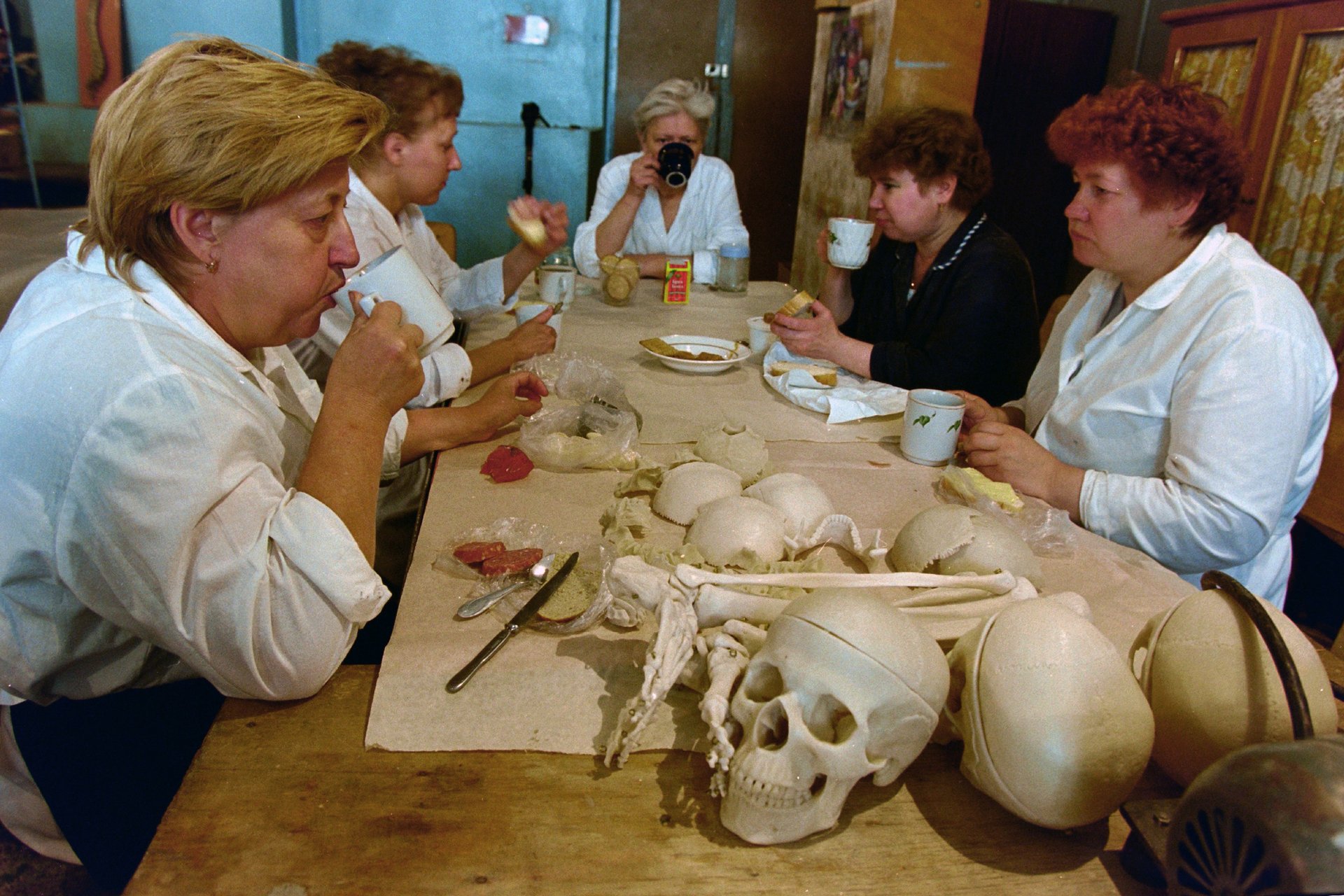 Обеденный перерыв на фабрике медицинских наглядных пособий. Санкт-Петербург. 2001