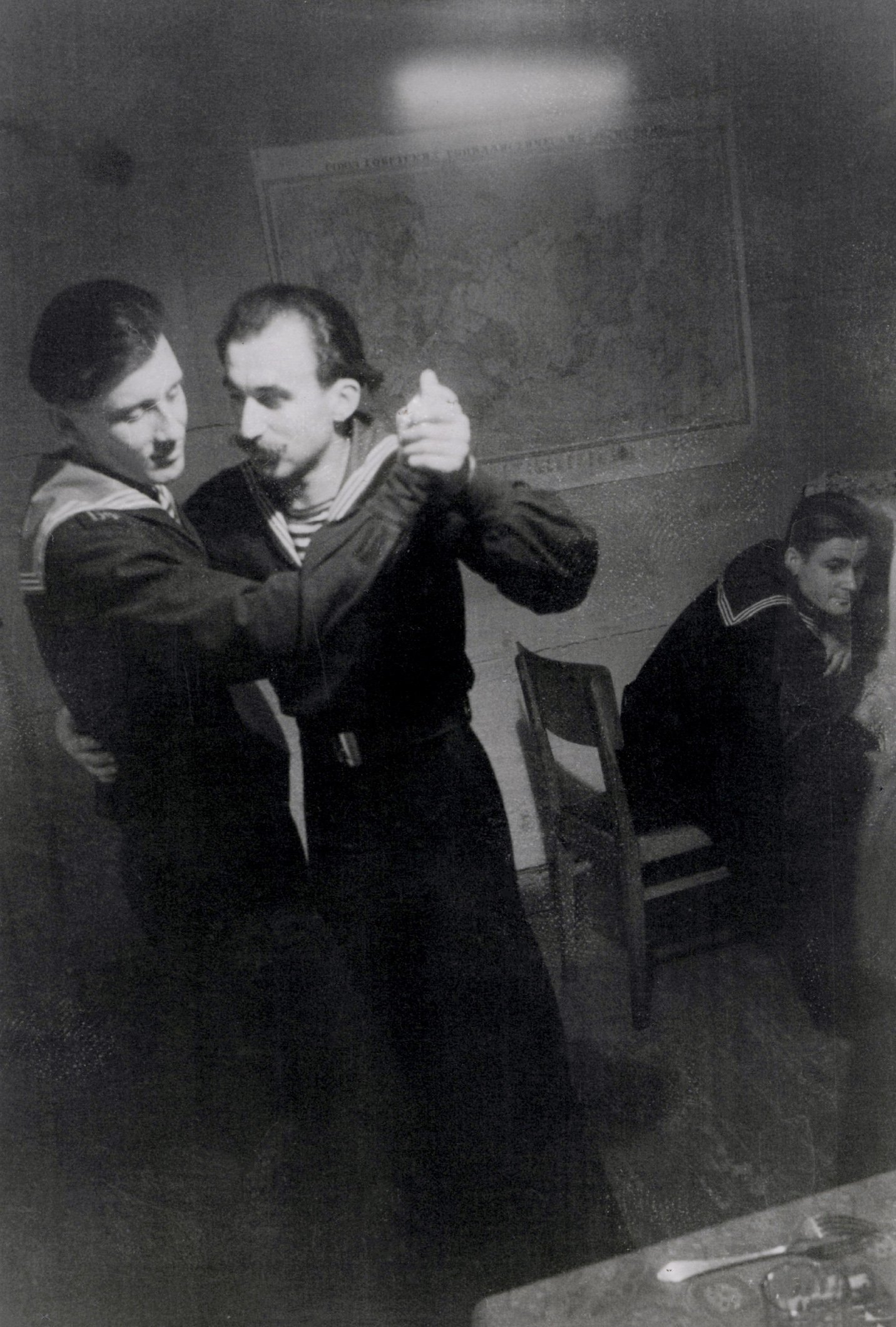 Матросы танцуют