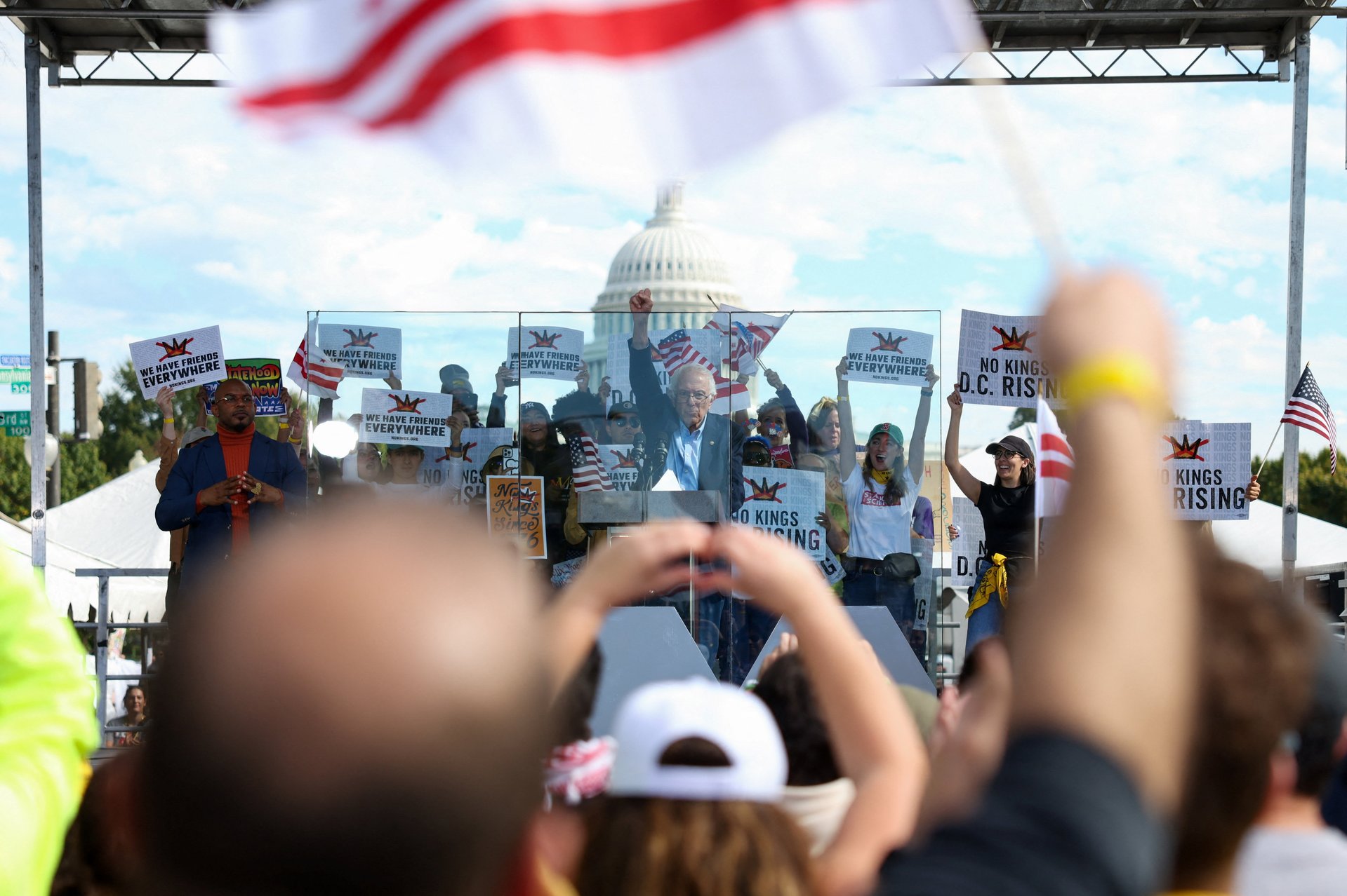 Сенатор Берни Сандерс выступает на митинге No Kings («Нет королям»). Вашингтон, 18 октября 2025 года