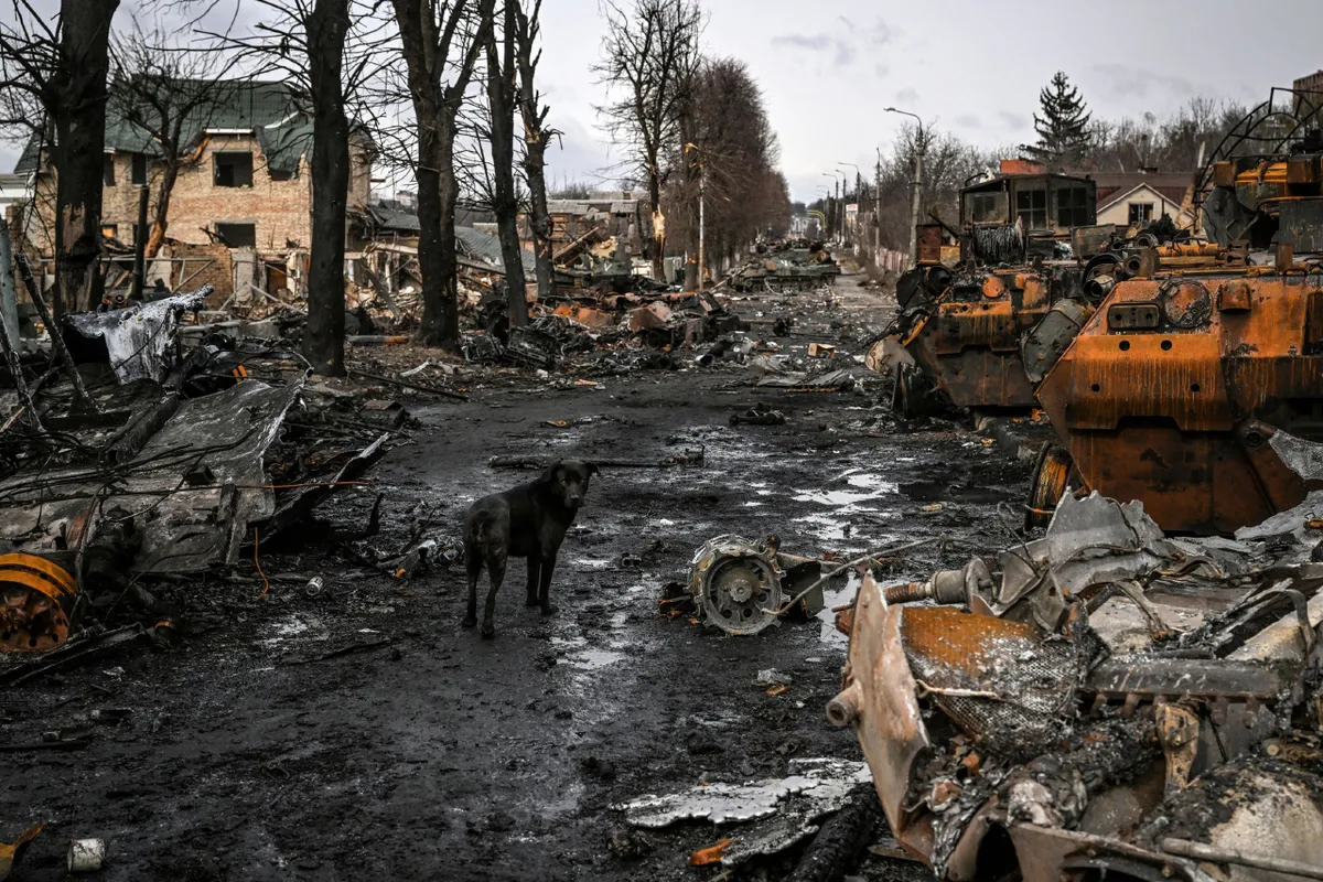 В Буче, под Киевом, целые улицы забиты сожженной российской техникой. 4 марта 2022 года 