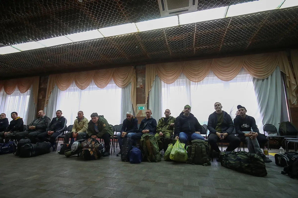 Мобилизованные вынуждены сами обеспечивать себя всем необходимым. 28 сентября, сборный пункт в Волжском Волгоградской области