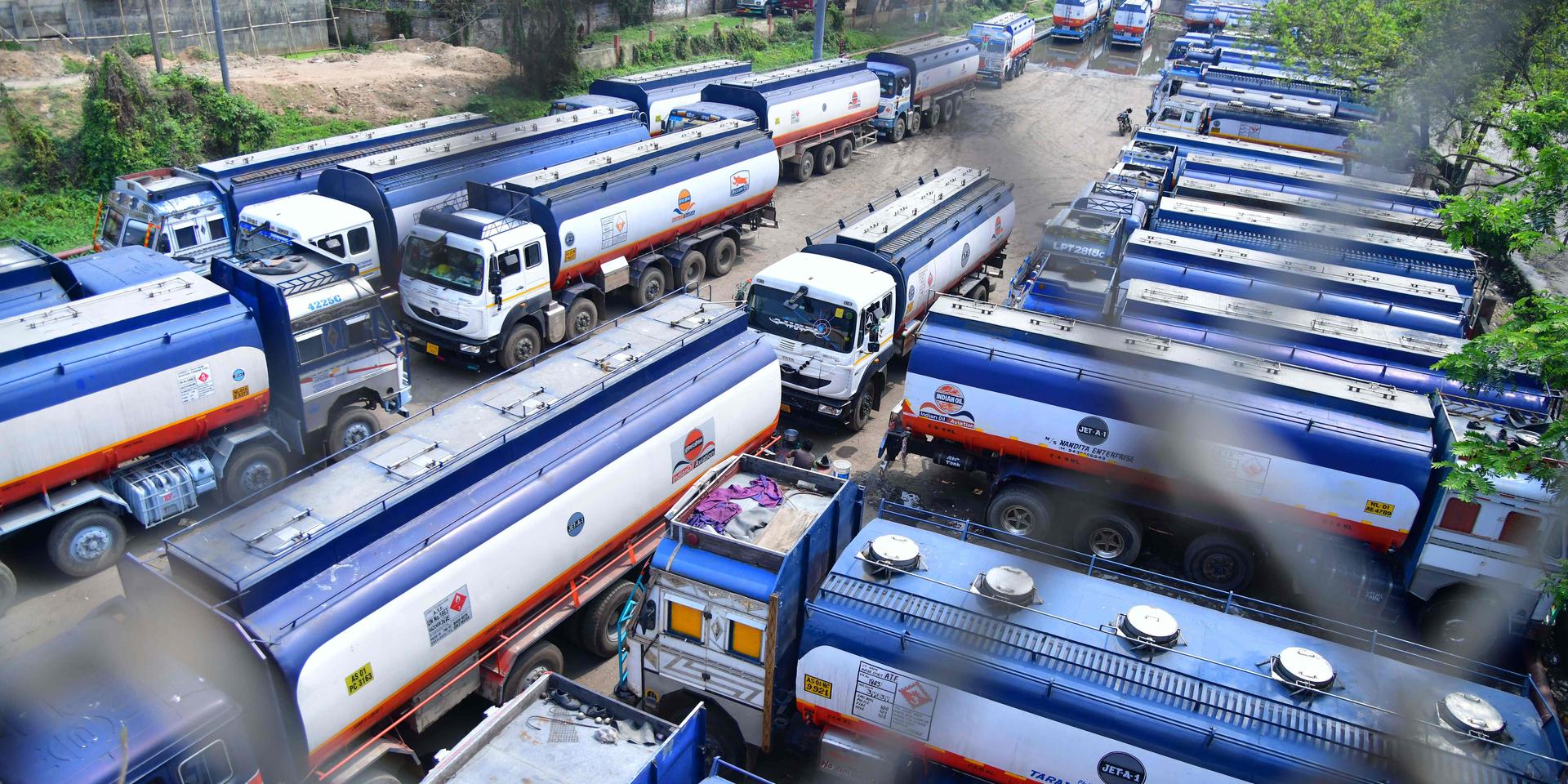 Индия решила сократить объемы закупок российской нефти на фоне повышения пошлин США — Bloomberg