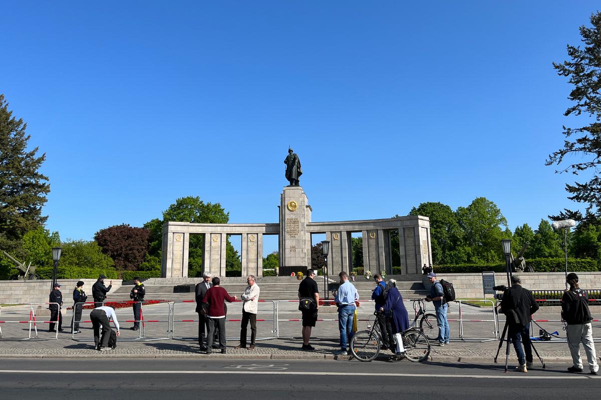 Памятник погибшим советским воинам обнесли  загородками 