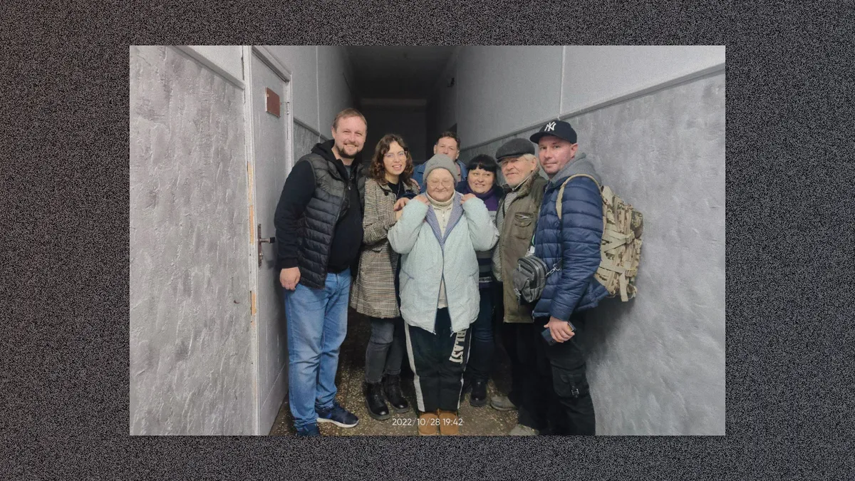 Беженцы и волонтеры, фото на память