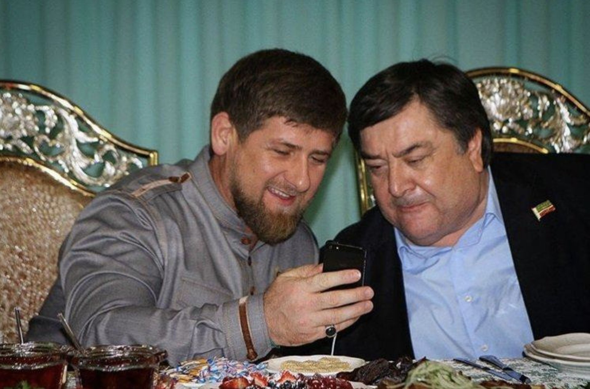 Глава Чечни Рамзан Кадыров и Ваха Агаев на банкете.