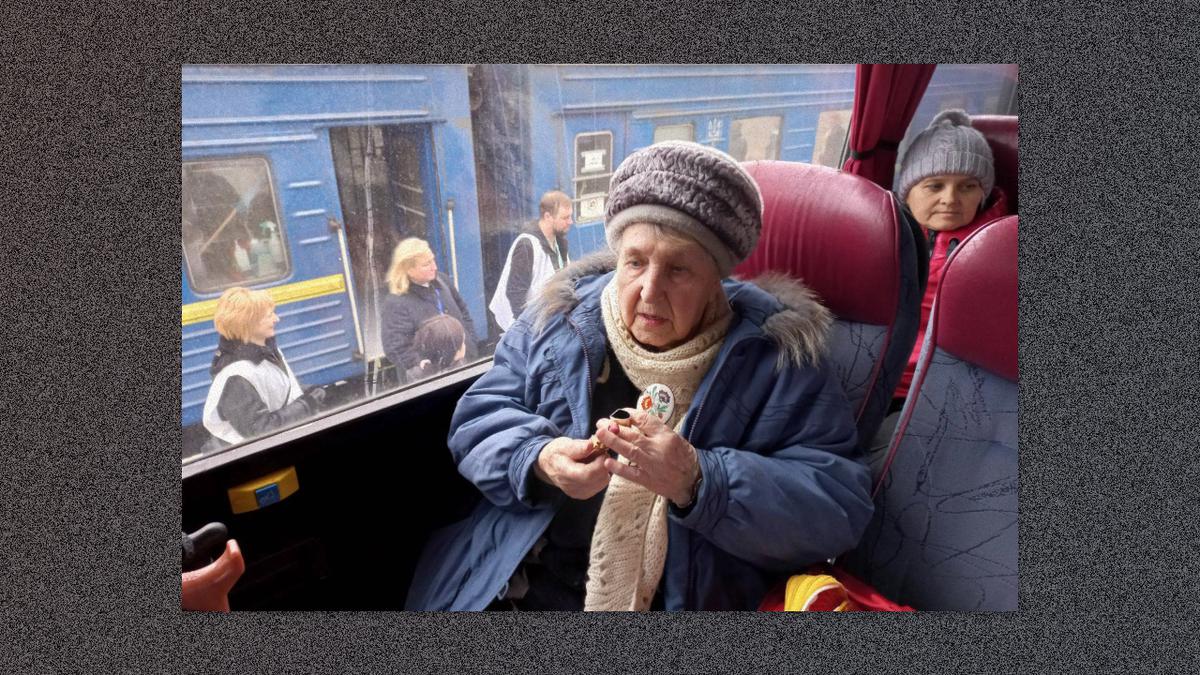 Во Львове беженцев буквально на руках пересаживают с поезда «Врачей без границ» в два эвакуационных автобуса