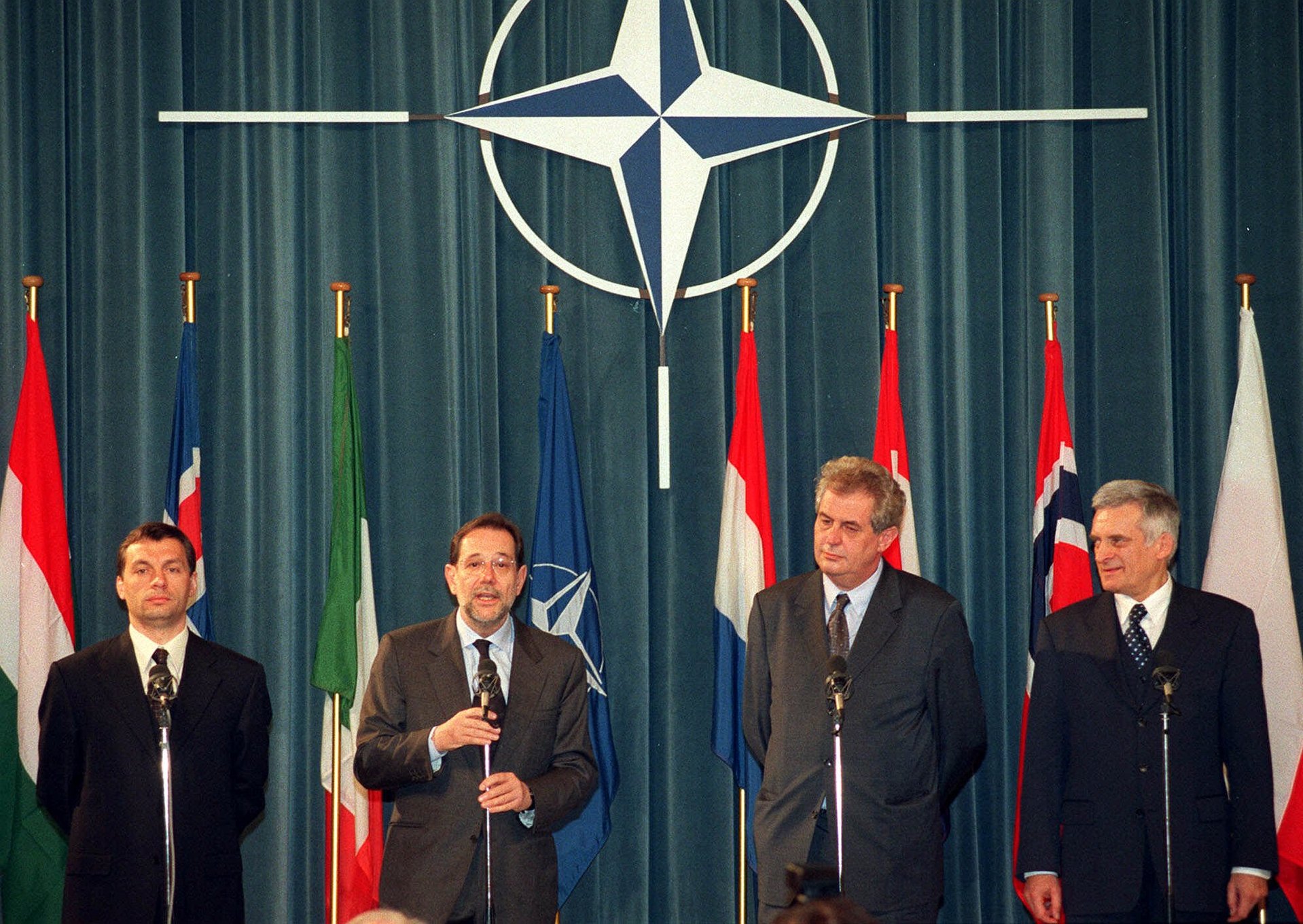 Вступление Венгрии в НАТО: Виктор Орбан (крайний слева) с генсеком организации Хавьером Соланой и премьер-министрами Чехии и Польши. Брюссель, 16 марта 1999 года