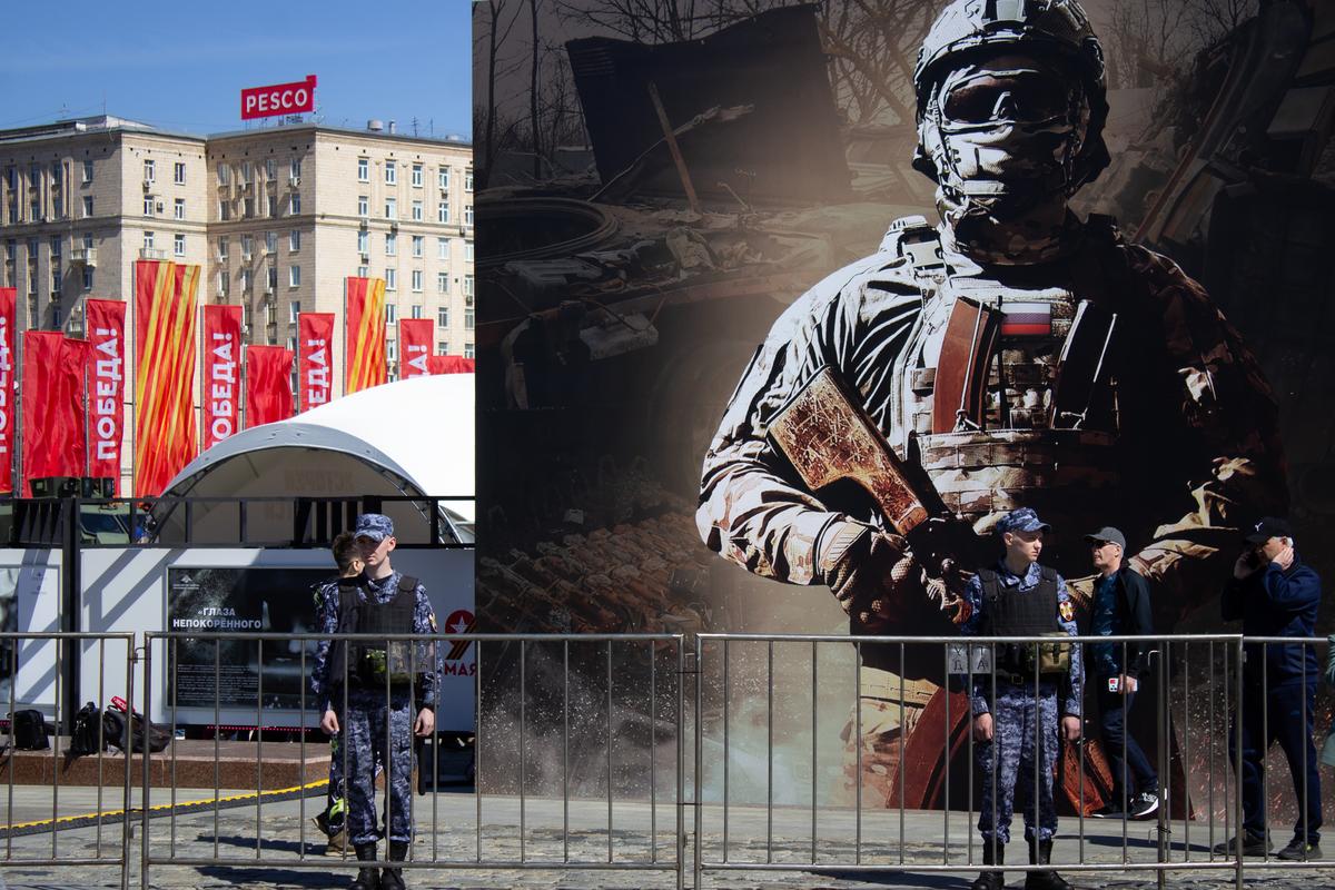 Полиция охраняет недавно открывшуюся выставку трофейной военной техники в Москве, 1 мая 2024-го