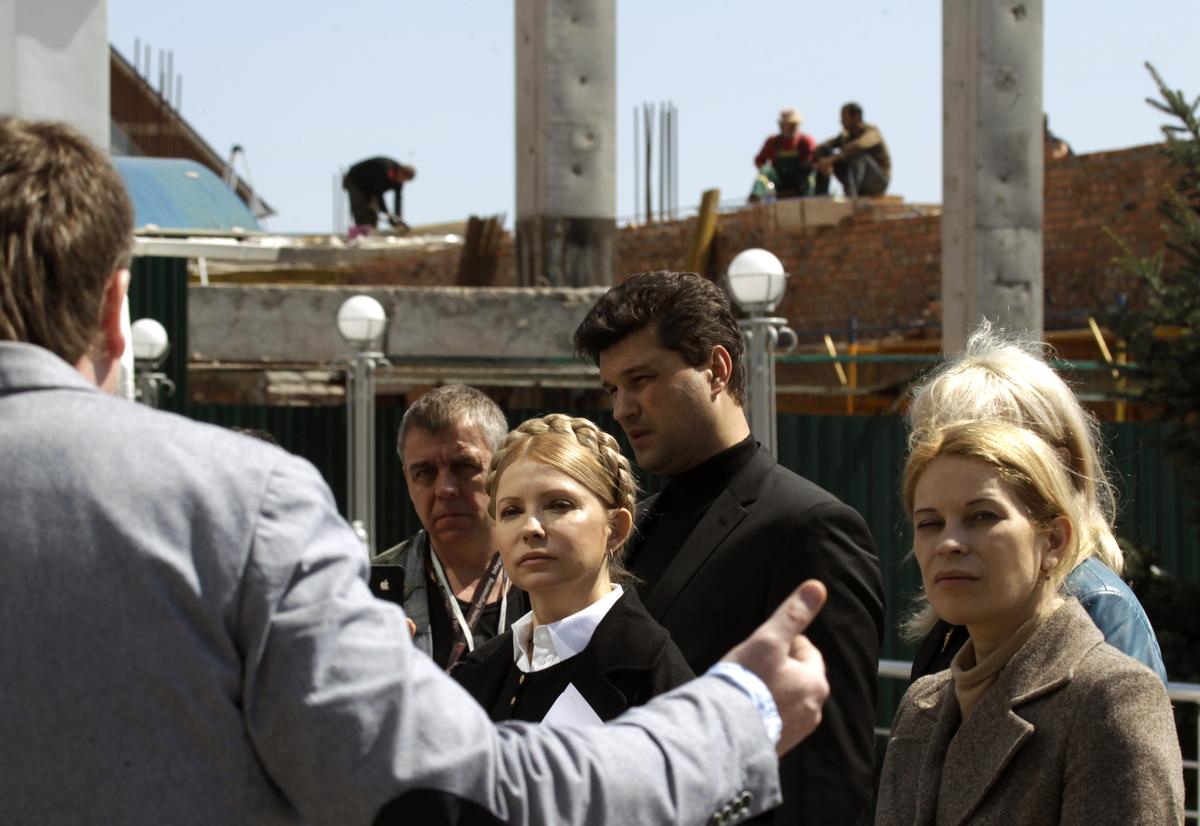 24 апреля Юлия Тимошенко (в центре) провела в Луганске встречу с сепаратистами. Это было смело, но бесполезно — время переговоров точно прошло