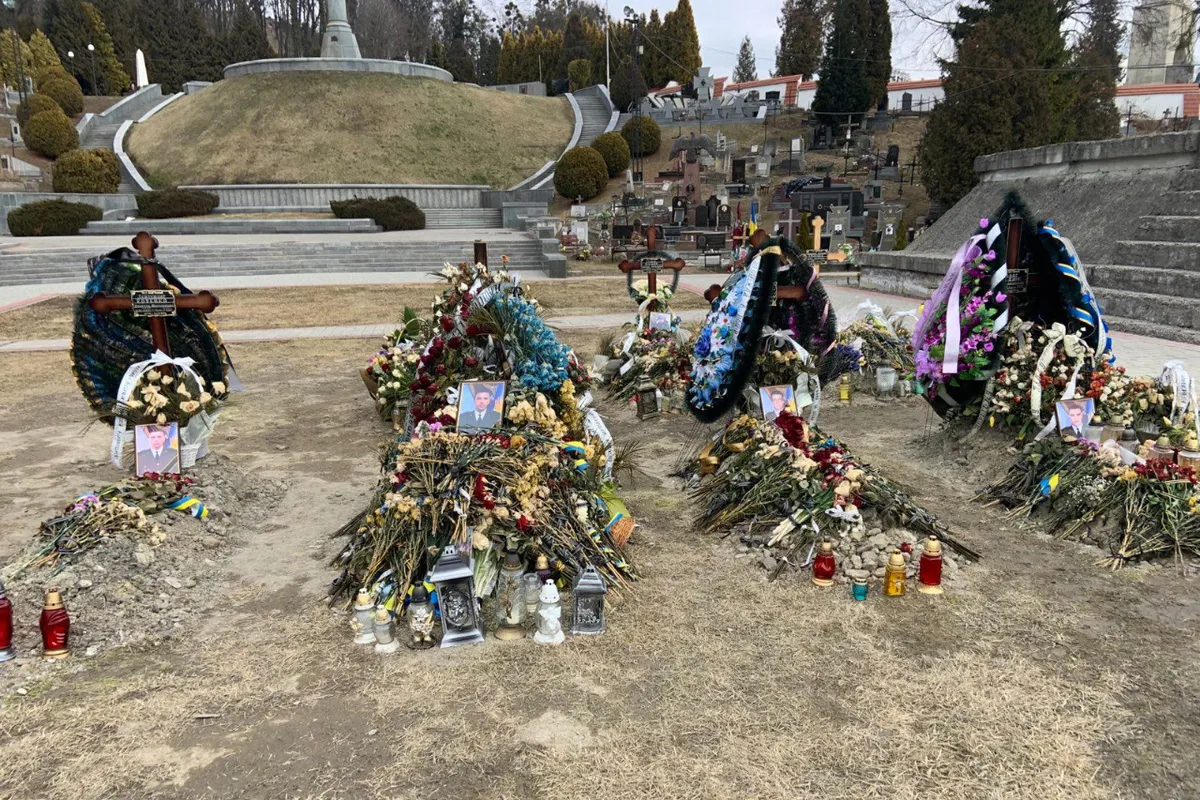 На старом львовском кладбище появились новые могилы