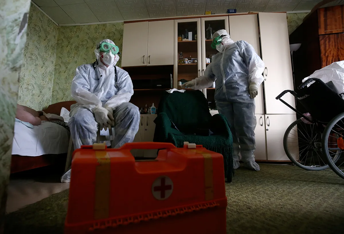 Фельдшеры симферопольской скорой помощи на вызове к пациенту с подозрением на коронавирус
